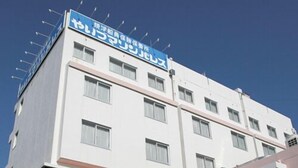 Un edificio de varios pisos con un cartel que indica que es un centro médico.