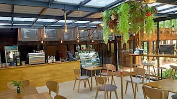 供應早餐、午餐、晚餐;泰國菜