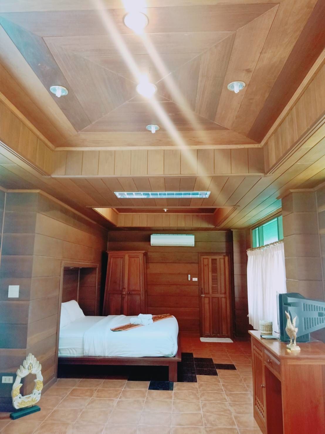 Blackout drapes, free WiFi, bed sheets