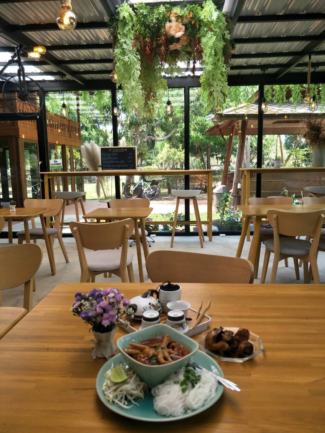 Se sirven desayunos, almuerzos y cenas; cocina tailandesa