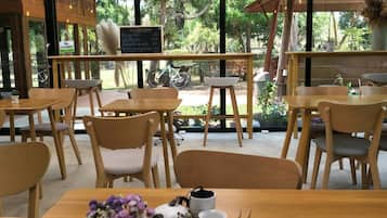 Se sirven desayunos, comidas, cenas y cocina tailandesa