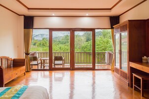 Poolascess | Blackout drapes, free WiFi, bed sheets