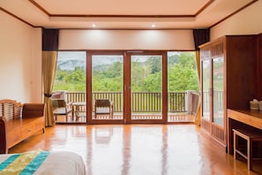 Poolascess | Verdunkelungsvorhänge, kostenloses WLAN, Bettwäsche