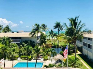 حمّام سباحة مُدفَّأ