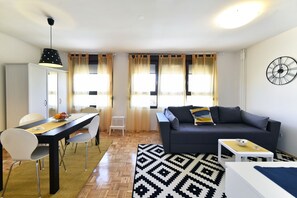 Apartamento, 2 quartos | Área de estar | TV de tela plana