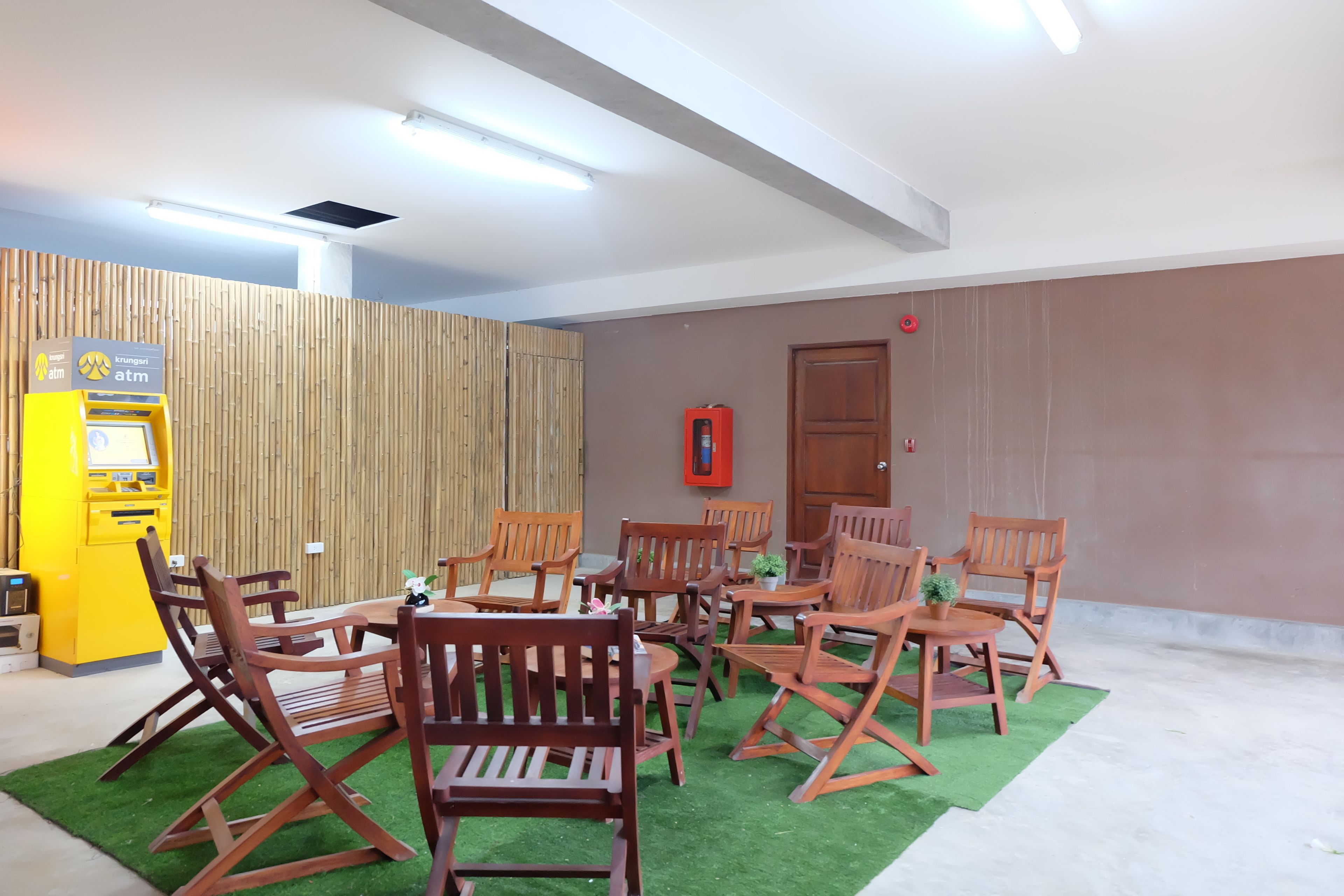 breakfast, lunch, dinner served; international cuisine