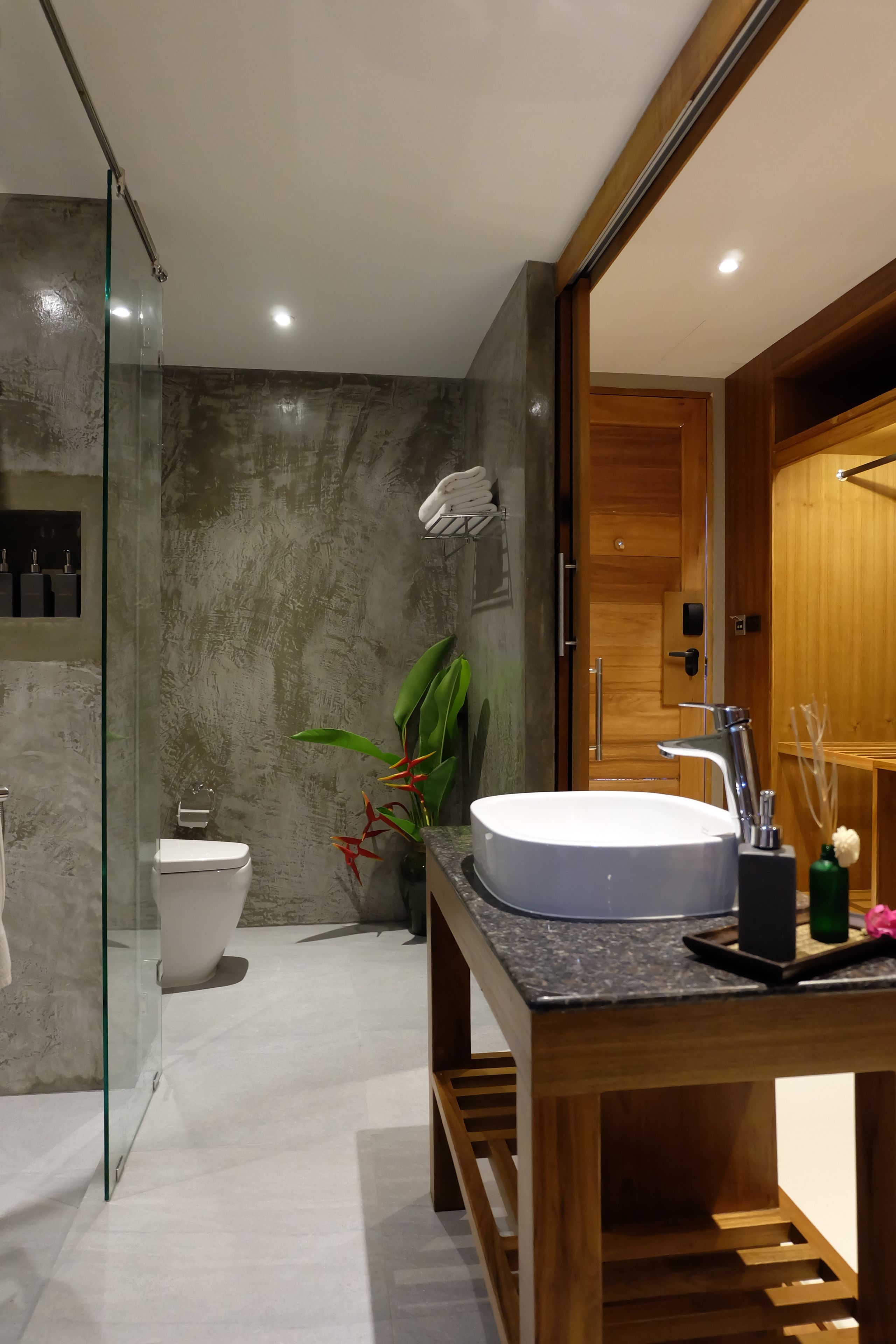 family room, garden view | bathroom | shower, free toiletries, hair dryer, slippers