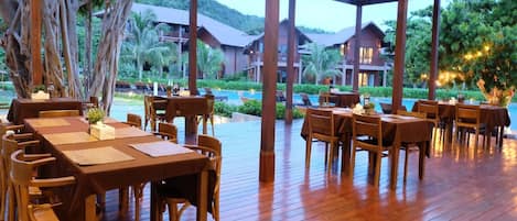 Serveert ontbijt, lunch, diner, internationale gerechten