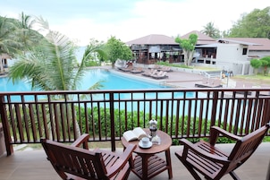 Villa with Pool View | Vistas desde la habitación