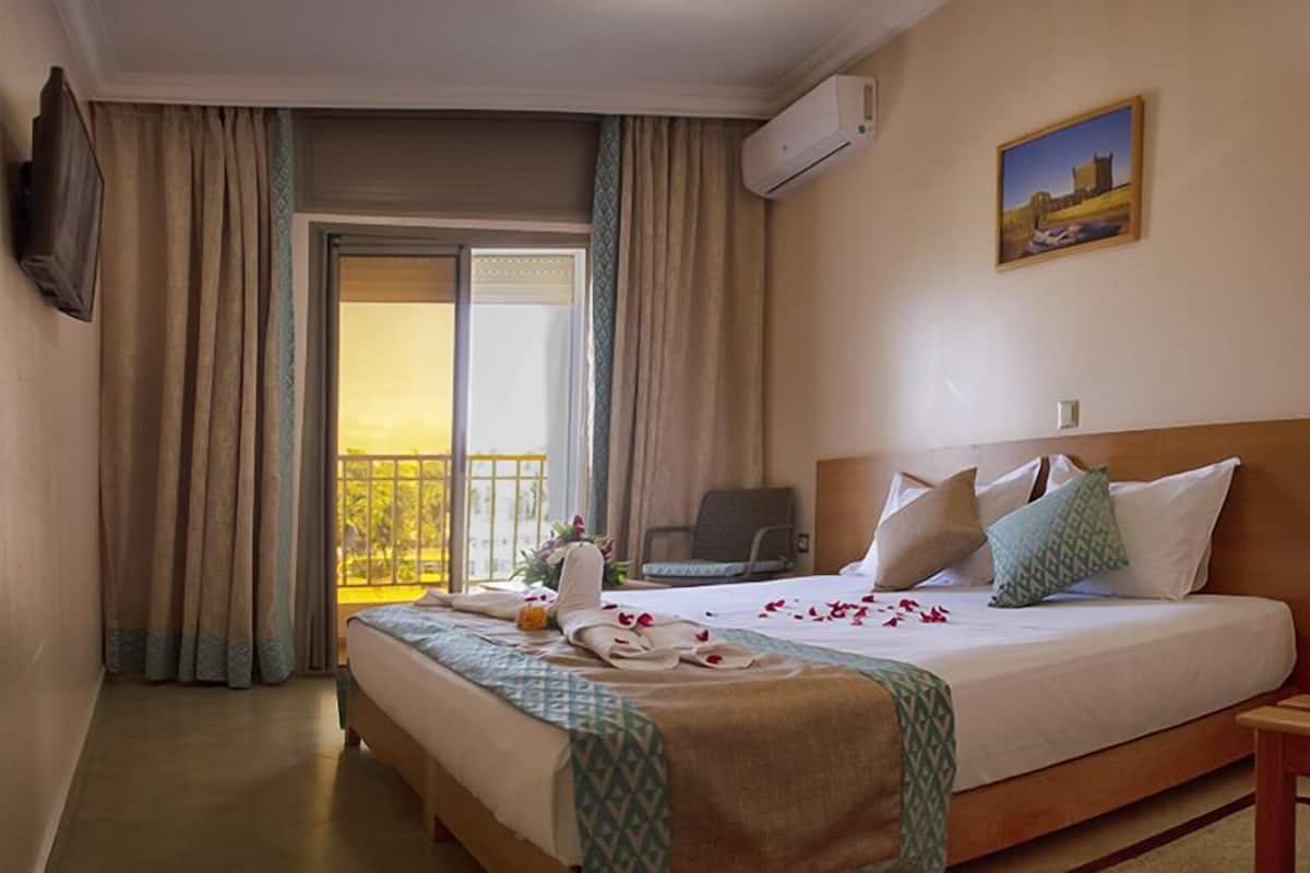 Phòng Tiêu chuẩn, 1 giường cỡ queen, quang cảnh thành phố | Bàn, màn/rèm cản sáng, nôi (giường cho trẻ sơ sinh) miễn phí
