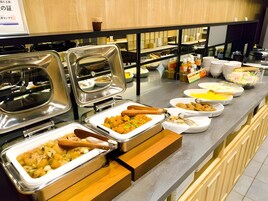 Una mesa de buffet con diversos alimentos y utensilios.