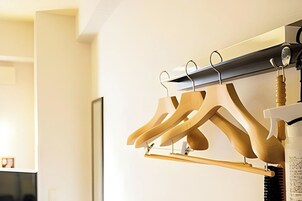 Un perchero de madera fijado a la pared, con varios ganchos.