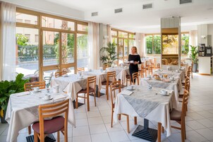 Lunch and dinner served, international cuisine