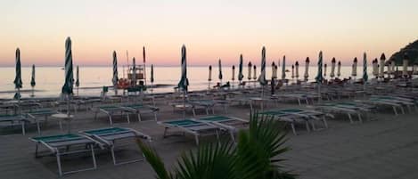 Plage privée, chaise longue, parasol, bar sur la plage