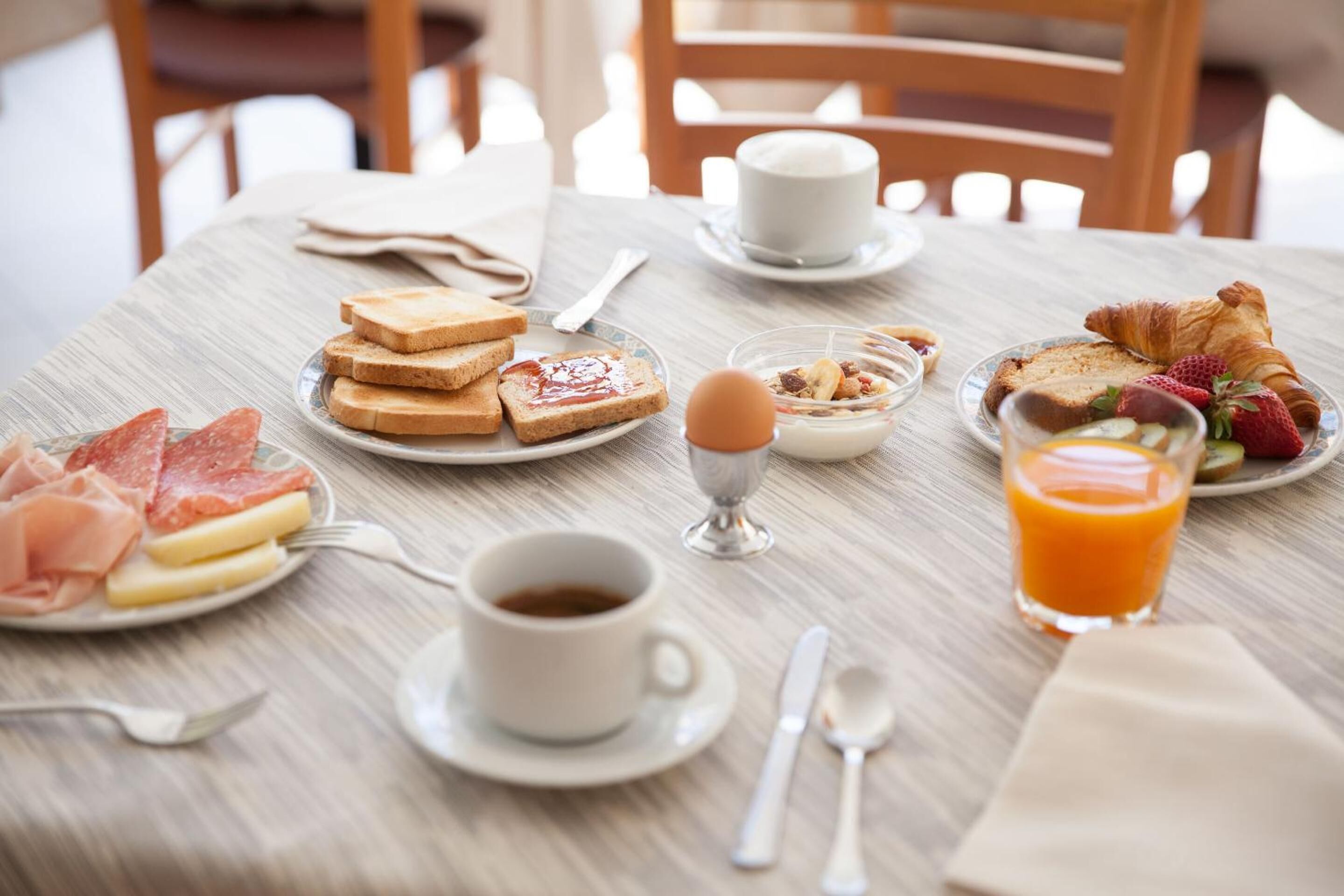 lunch and dinner served, international cuisine