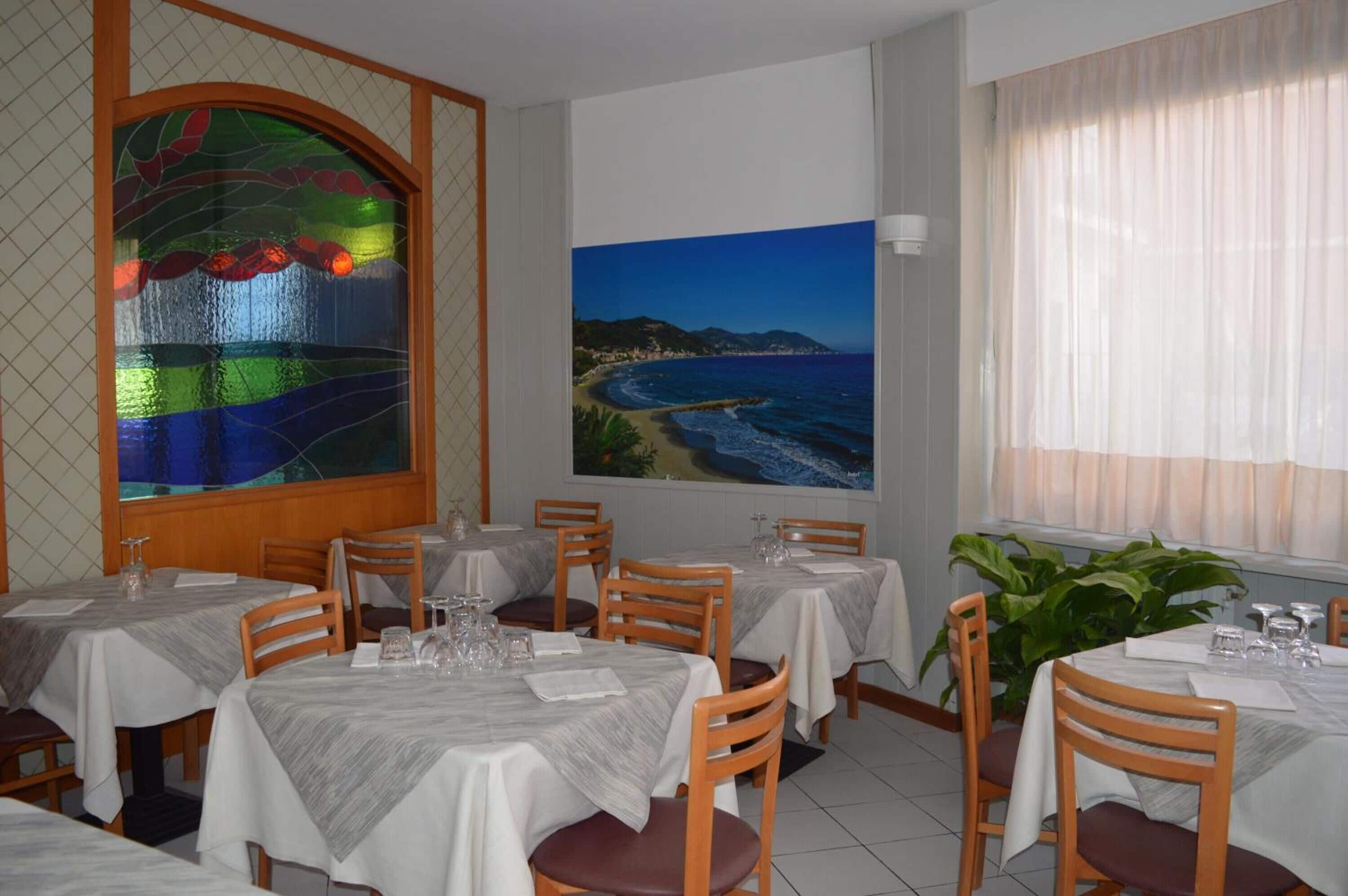 lunch and dinner served, international cuisine