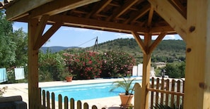 Una piscina al aire libre, tumbonas