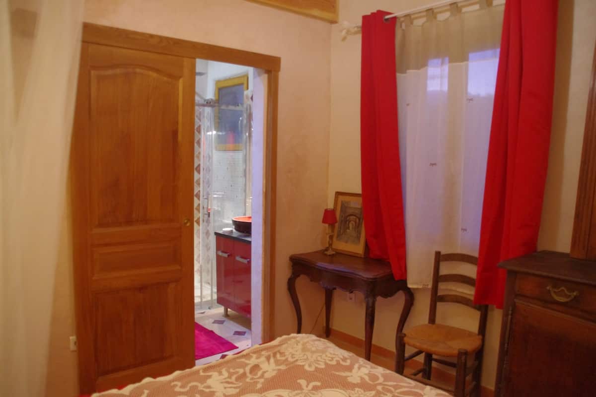Double Room (La Licorne) | Desk, iron/ironing board, free WiFi, bed sheets