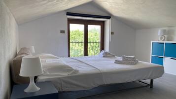 4 bedrooms, desk, iron/ironing board, free WiFi