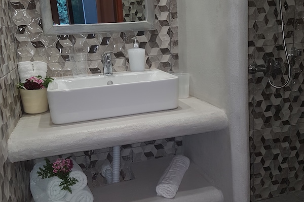 Standard Double Room, 1 Double Bed, City View | Bathroom | Shower, towels