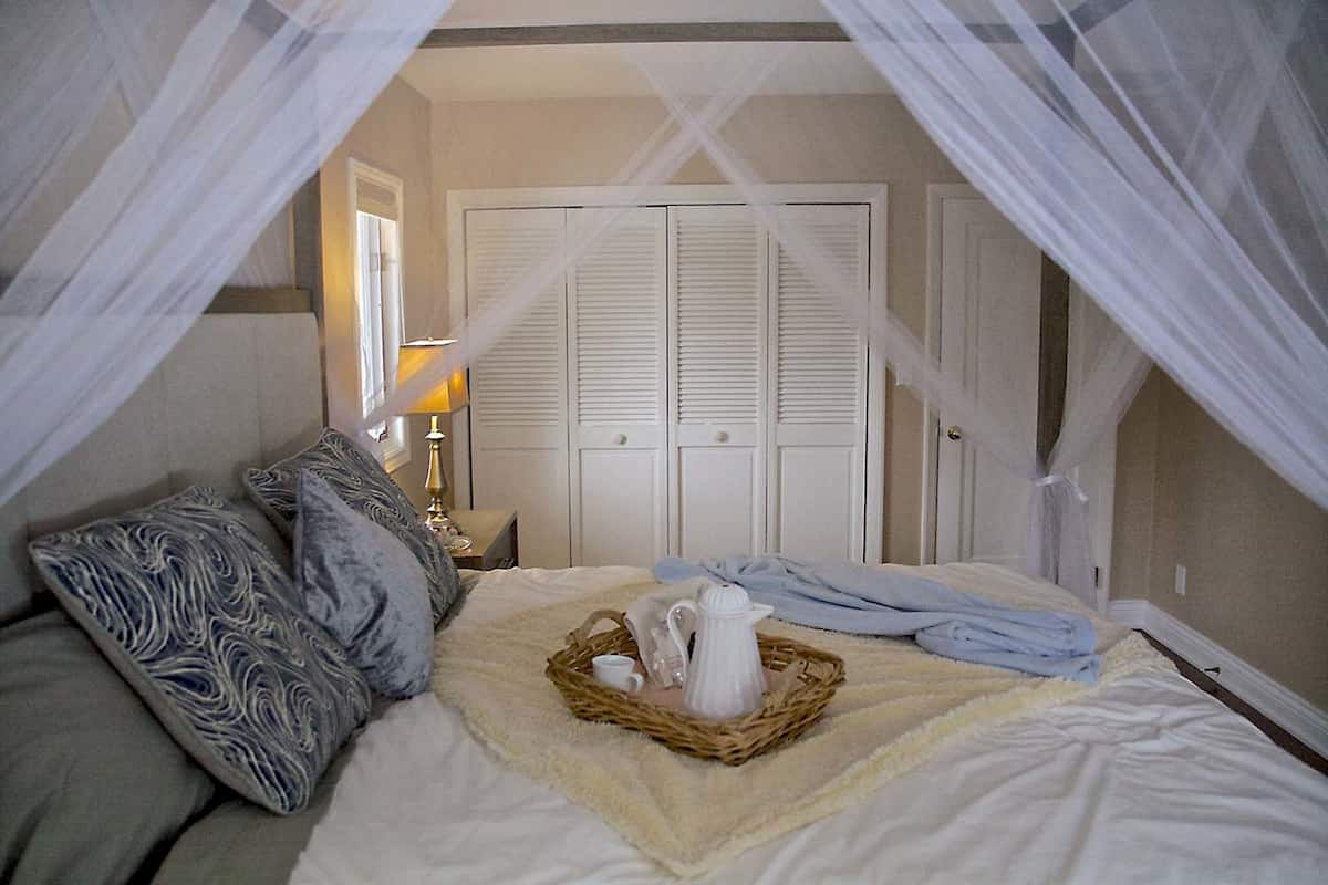 The Queen of Hearts | Blackout drapes, WiFi (free), bed sheets