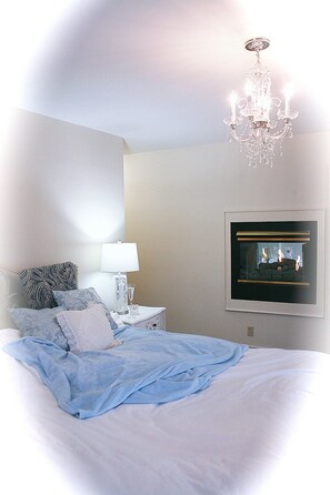 Blackout curtains, free WiFi, bed sheets - The Cheshire Cat Bed and Breakfast (Centre Wellington)