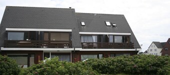 Dünenrose <br>- dune location directly on the beach crossing Wenningstedt -<br>This vacation apartment is located on the upper floor of a small residential complex in a fantastic dune location directly on the beach. You can't get any closer to the beach. 