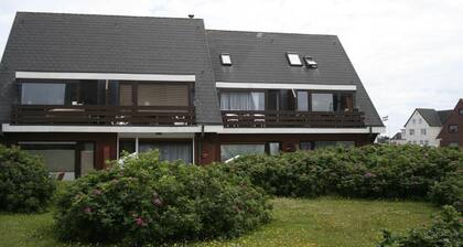 Dünenrose <br>- dune location directly on the beach crossing Wenningstedt -<br>This vacation apartment is located on the upper floor of a small residential complex in a fantastic dune location directly on the beach. You can't get any closer to the beach.