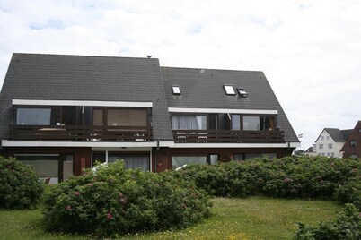 Dünenrose <br>- dune location directly on the beach crossing Wenningstedt -<br>This vacation apartment is located on the upper floor of a small residential complex in a fantastic dune location directly on the beach. You can't get any closer to the beach. 
