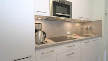 Een koelkast, een oven, een koffiezetapparaat/waterkoker