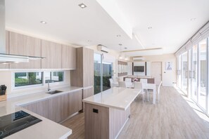 家庭别墅, 多张床 | 私人厨房 | 冰箱、微波炉、烤箱、炉灶