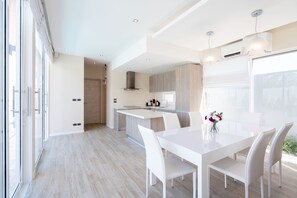 Villa Deluxe, plusieurs lits | Restauration dans la chambre