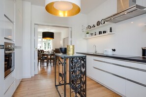 Kj øleskap, mikrobølgeovn, ovn og kaffetrakter/tekoker