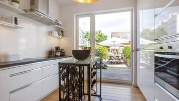 Réfrigérateur, micro-ondes, four, cafetiÚre/bouilloire