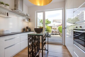 Kjøleskap, mikrobølgeovn, ovn og kaffetrakter/tekoker