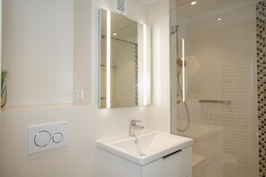 Bathroom - Metro 335 - with stunning views over the island (Westerland)