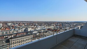 A high-rise building with a panoramic view of a cityscape. - Metro 335 - with stunning views over the island (Westerland)