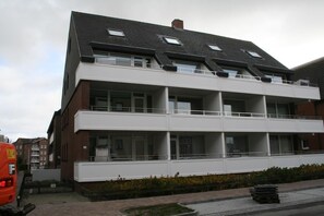 Exterior - App. Schwalbe <br>The "Schwalbe" vacation apartment on the mezzanine floor of Haus Winora in Westerland is just a few meters from the beach crossing. <br>The 1-room apartment is approx. 28 square meters in size, is quiet and yet very central and is also p (Westerland)