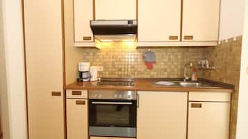 Wasserkocher mit Kaffee-/Teezubehör, Kühlschrank, Ofen, Toaster