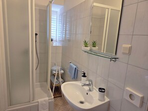 Dusche, Haartrockner, Handtücher, Seife