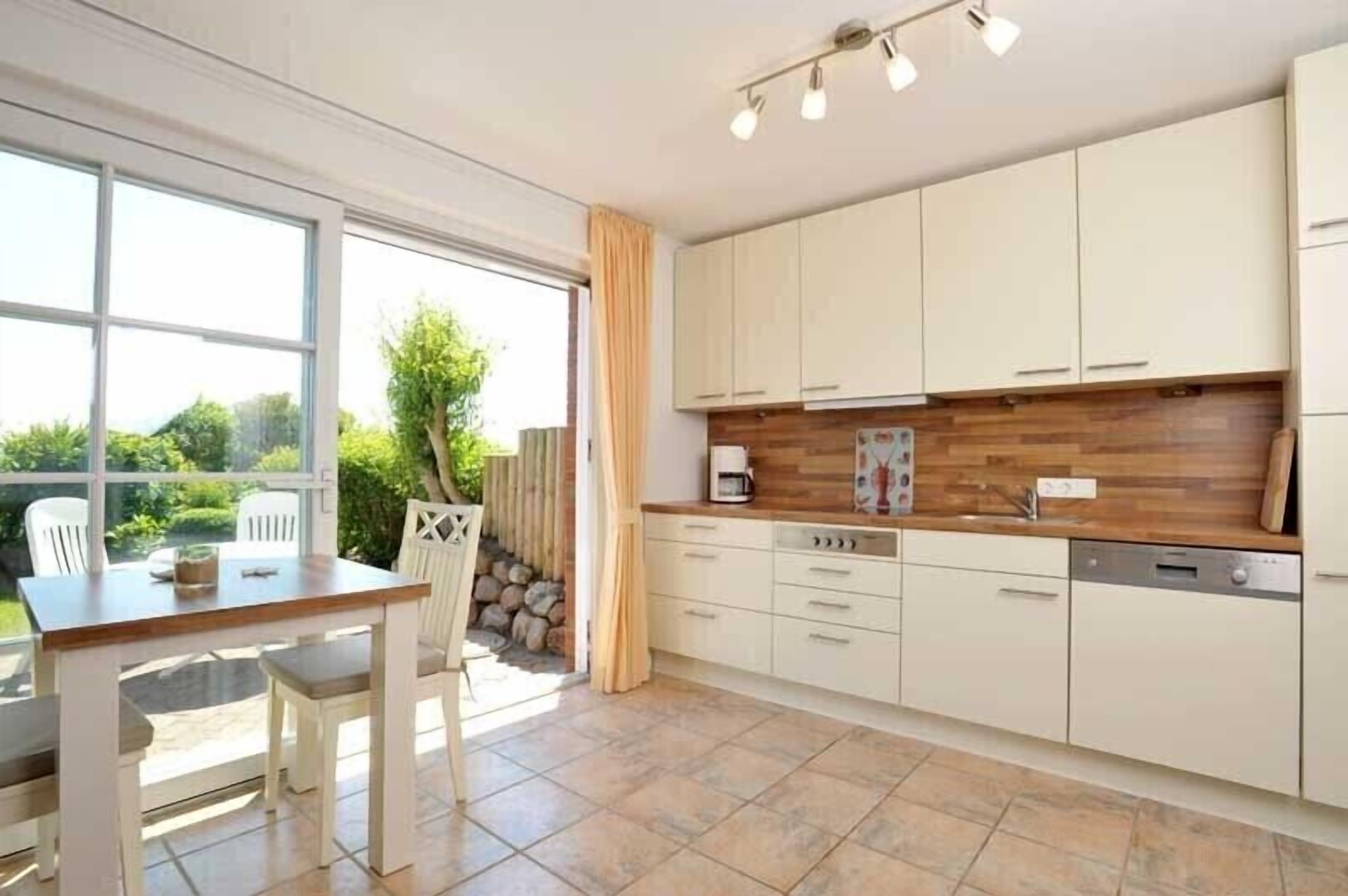 Réfrigérateur, micro-ondes, cafetière/bouilloire, grille-pain