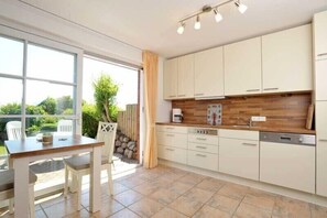 Kühlschrank, Mikrowelle, Wasserkocher mit Kaffee-/Teezubehör, Toaster