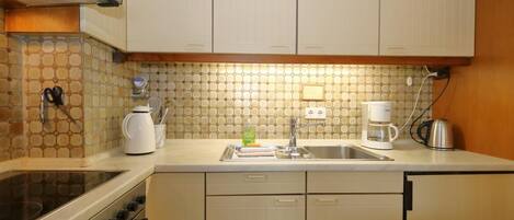 ثلاجة، ماكينة لصنع القهوة/الشاي، محمصة خبز، مستلزمات طهي/أطباق/أوعية