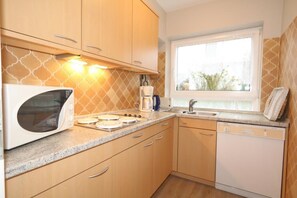 Réfrigérateur, micro-ondes, cafetière/bouilloire, grille-pain