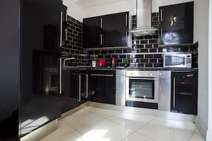 Apartment, 2 Schlafzimmer | Eigene Kochnische | Kühlschrank, Mikrowelle, Ofen, Herdplatte