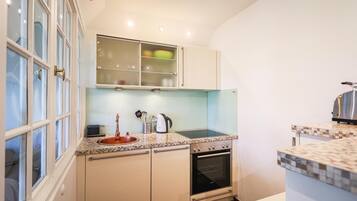 Kühlschrank, Ofen, Wasserkocher mit Kaffee-/Teezubehör, Toaster