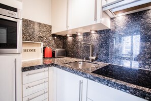 ثلاجة، ميكروويف، فرن، ماكينة لصنع القهوة/الشاي