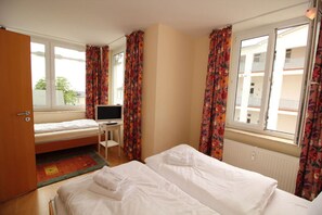 Apartment (No. 208) | Schreibtisch, Reisekinderbett, kostenloses WLAN, Bettwäsche