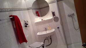 Apartment (No. 209) | Badezimmer | Dusche, Haartrockner, Handtücher, Shampoo