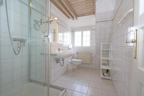 Shower, towels - Welcome to the Syltnest apartment in Munkmarsch. (Munkmarsch)